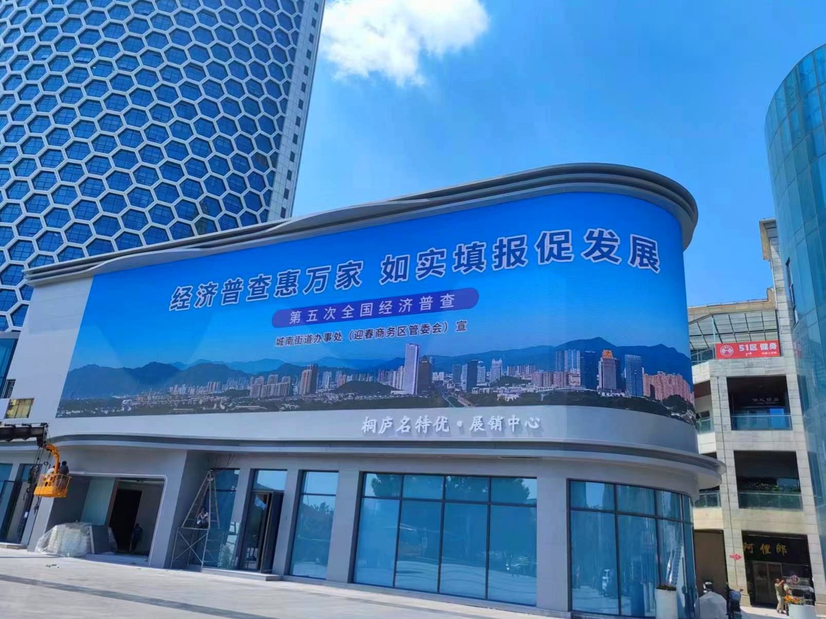 耀眼之作！LED户外显示屏点亮城市街头盛景